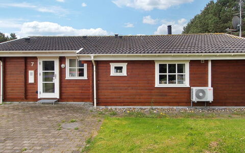 Lilian - 600M from the Sea: Wohngebiet, Dach, Vorort, Auffahrt, Estate, Kamin