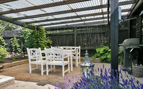 Sibo - 1.5Km from the Sea: Garten, Strauch, Schatten, Gartenmöbel, Hinterhof, Blumentopf, Outdoor Struktur, Tisch Im Freien, Pergola