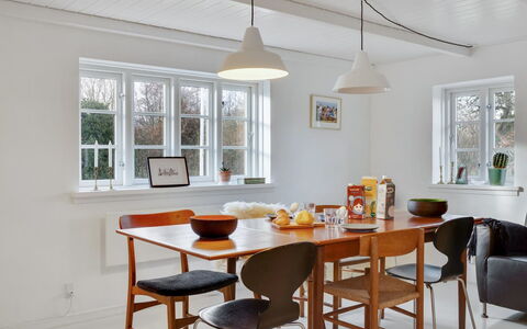 Sibo - 1.5Km from the Sea: Möbel, Interior Design, Flooring, Wand, Fussboden, Holz, Light Fixture, Decke, Esszimmer, Stuhl