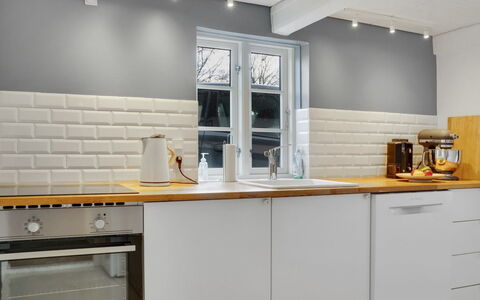 Sibo - 1.5Km from the Sea: Flooring, Interior Design, Fussboden, Küche, Countertop, Küchengerät, Cabinetry, Major Appliance, Holzbeize, Holzboden