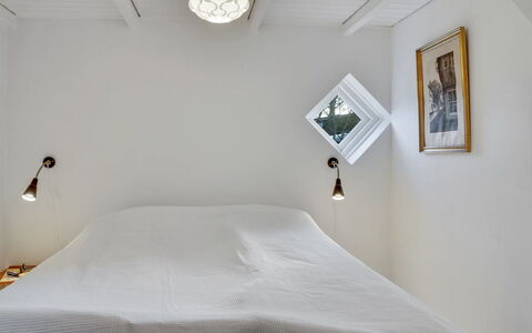 Sibo - 1.5Km from the Sea: Interior Design, Schlafzimmer, Wand, Bett, Light Fixture, Decke, Bedding, Bettdecke, Holz, Fussboden