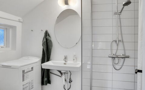 Sibo - 1.5Km from the Sea: Armatur, Badezimmer, Interior Design, Wand, Flooring, Fussboden, Sinken, Bad Sink, Decke, Zapfhahn