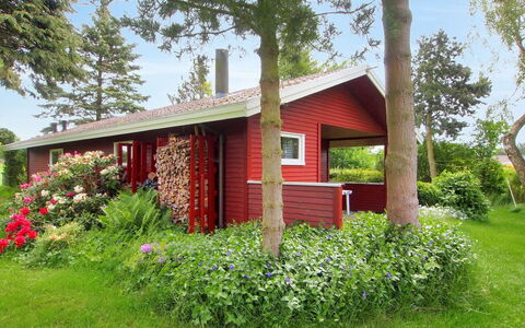 Thing - 200M from the Sea: Dach, Haus, Grundstueck, Zuhause, Hütte, Estate, Gartenbauten, Schatten, Blockhaus, Landscaping
