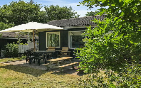 Vojo - 100M from the Sea: Dach, Haus, Grundstueck, Zuhause, Hütte, Estate, Gartenbauten, Schatten, Blockhaus, Landscaping