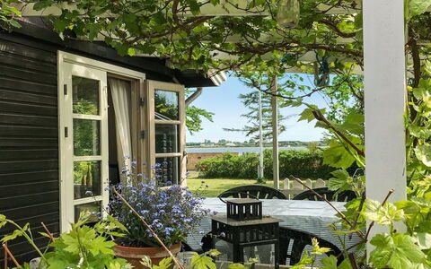 Vojo - 100M from the Sea: Dach, Haus, Grundstueck, Zuhause, Hütte, Estate, Gartenbauten, Schatten, Blockhaus, Landscaping