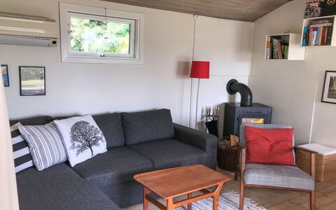 Vojo - 100M from the Sea: Möbel, Couch, Flooring, Holz, Interior Design, Fussboden, Wohnzimmer, Zimmer, Zuhause
