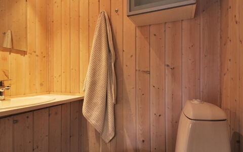 Vojo - 100M from the Sea: Wand, Holz, Flooring, Fussboden, Armatur, Interior Design, Badezimmer, Zimmer, Holzbeize, Installation