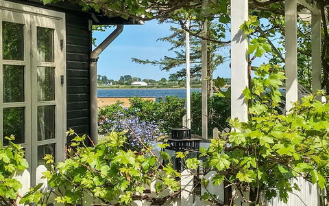 Vojo - 100M from the Sea: Dach, Haus, Grundstueck, Zuhause, Hütte, Estate, Gartenbauten, Schatten, Blockhaus, Landscaping