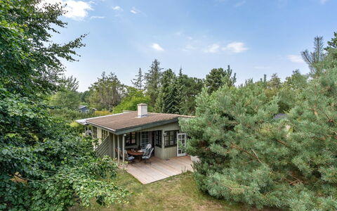 Sini - 300M from the Sea: Dach, Haus, Zuhause, Hütte, Tür, Abstellgleis, Deck, Veranda, Planke, Hartholz