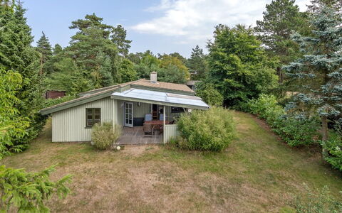 Sini - 300M from the Sea: Dach, Haus, Zuhause, Hütte, Tür, Abstellgleis, Deck, Veranda, Planke, Hartholz