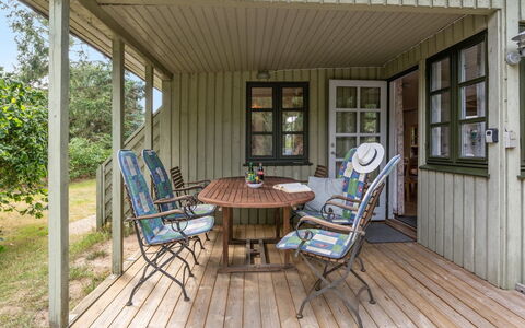 Sini - 300M from the Sea: Dach, Haus, Zuhause, Hütte, Tür, Abstellgleis, Deck, Veranda, Planke, Hartholz