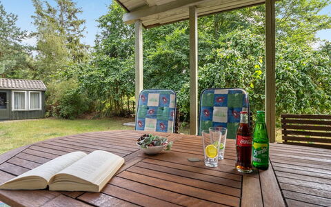 Sini - 300M from the Sea: Dach, Haus, Zuhause, Hütte, Tür, Abstellgleis, Deck, Veranda, Planke, Hartholz