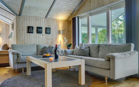 Sida - 600M from the Sea: Möbel, Interior Design, Flooring, Holz, Couch, Fussboden, Decke, Wohnzimmer, Zuhause, Beleuchtung
