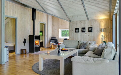 Sida - 600M from the Sea: Holz, Interior Design, Flooring, Decke, Fussboden, Zimmer, Möbel, Wohnzimmer, Zuhause, Holzboden