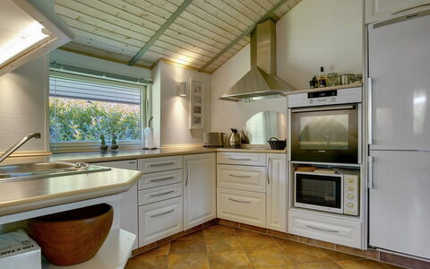 Sida - 600M from the Sea: Küche, Countertop, Küchengerät, Interior Design, Cabinetry, Flooring, Major Appliance, Möbel, Decke, Holz