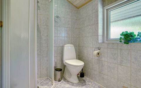 Sida - 600M from the Sea: Flooring, Armatur, Fussboden, Toilleten Sitz, Toilette, Interior Design, Badezimmer, Decke, Installation, Fliese