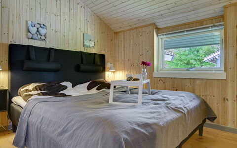 Sida - 600M from the Sea: Schlafzimmer, Bett, Holz, Interior Design, Decke, Bettdecke, Bedding, Möbel, Bettrahmen, Zuhause