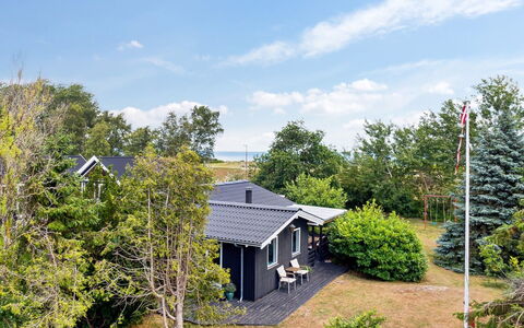 Margit - 10M from the Sea: Dach, Haus, Zuhause, Hütte, Tür, Abstellgleis, Estate, Rasen, Garten, Veranda