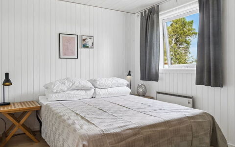 Margit - 10M from the Sea: Holz, Schlafzimmer, Bettdecke, Bett, Interior Design, Flooring, Bedding, Fussboden, Linens, Decke