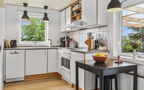 Margit - 10M from the Sea: Küche, Küchengerät, Countertop, Major Appliance, Interior Design, Flooring, Holz, Möbel, Haushaltsgerät, Cabinetry