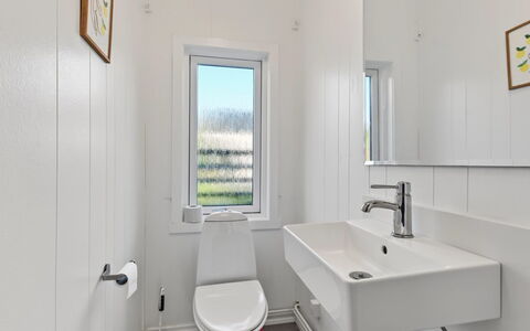 Margit - 10M from the Sea: Wand, Armatur, Badezimmer, Toilleten Sitz, Flooring, Fussboden, Toilette, Interior Design, Decke, Installation