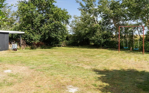 Margit - 10M from the Sea: Baum, Gras, Einfach, Garten, Grundstueck, Rasen, Ländliches Gebiet, Schatten, Hinterhof