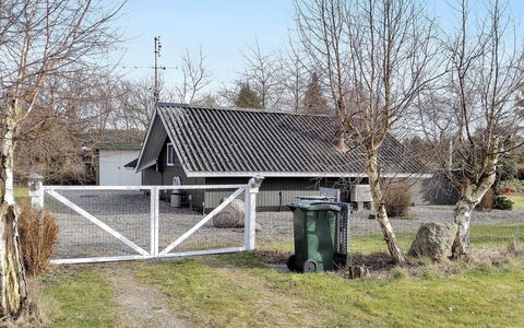 Roderich - 400M from the Sea: Dach, Haus, Zuhause, Hütte, Abstellgleis, Estate, Auffahrt, Gartenbauten, Garten, Schuppen