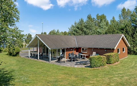 Vilvi - 500M from the Sea: Dach, Haus, Zuhause, Hütte, Abstellgleis, Estate, Auffahrt, Gartenbauten, Garten, Schuppen