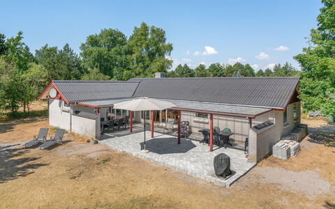 Sitta - 400M from the Sea: Wohngebiet, Dach, Vorort, Auffahrt, Estate, Kamin