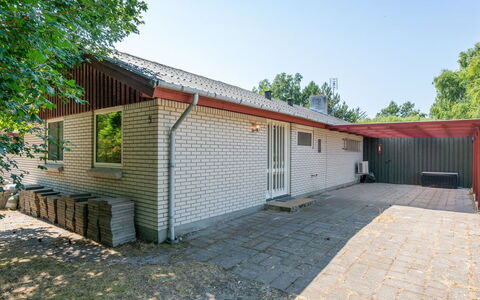 Sitta - 400M from the Sea: Wohngebiet, Dach, Vorort, Auffahrt, Estate, Kamin