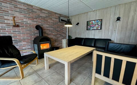 Sitta - 400M from the Sea: Wohngebiet, Dach, Vorort, Auffahrt, Estate, Kamin