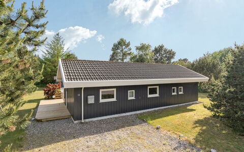 Bruno - 200M from the Sea: Dach, Haus, Zuhause, Hütte, Tür, Abstellgleis, Deck, Veranda, Planke, Hartholz