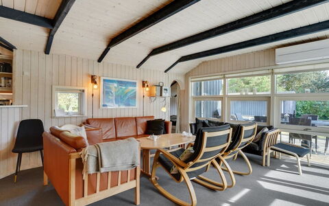 Bruno - 200M from the Sea: Dach, Haus, Zuhause, Hütte, Tür, Abstellgleis, Deck, Veranda, Planke, Hartholz