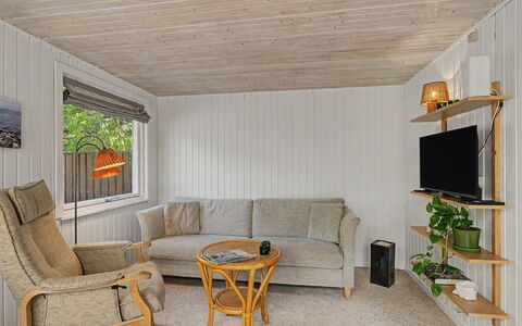 Kaarina - 550M from the Sea: Flooring, Holz, Interior Design, Fussboden, Decke, Möbel, Zimmer, Couch, Wohnzimmer, Holzboden