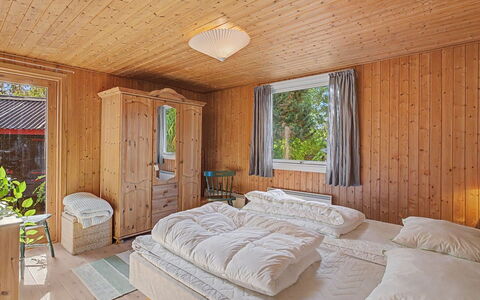 Kaarina - 550M from the Sea: Holz, Schlafzimmer, Möbel, Interior Design, Bett, Decke, Zuhause, Fussboden, Zimmer, Bettdecke
