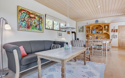 Maelle - 600M from the Sea: Möbel, Interior Design, Holz, Couch, Flooring, Wohnzimmer, Decke, Fussboden, Zuhause, Zimmer