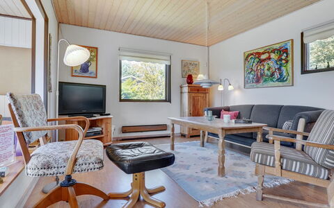 Maelle - 600M from the Sea: Möbel, Interior Design, Holz, Flooring, Decke, Wohnzimmer, Fussboden, Couch, Zimmer, Bilderrahmen