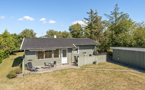 Maelle - 600M from the Sea: Dach, Haus, Zuhause, Hütte, Abstellgleis, Estate, Auffahrt, Gartenbauten, Garten, Schuppen