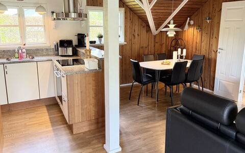 Gretta - 400M from the Sea: Flooring, Interior Design, Holz, Möbel, Fussboden, Decke, Küche, Countertop, Holzboden, Zimmer