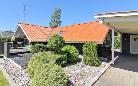 Gretta - 400M from the Sea: Dach, Haus, Zuhause, Hütte, Abstellgleis, Estate, Auffahrt, Gartenbauten, Garten, Schuppen