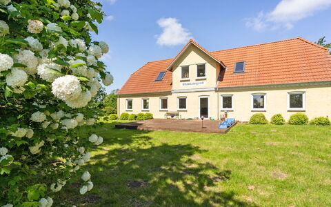 Rouwen - 1Km from the Sea: Dach, Haus, Zuhause, Hütte, Tür, Abstellgleis, Deck, Veranda, Planke, Hartholz