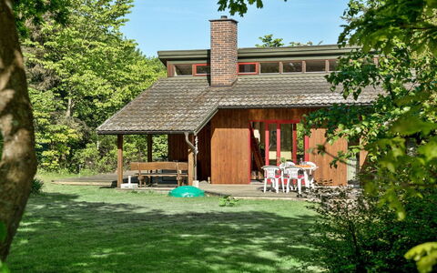Norwin - 250M from the Sea: Blau, Strauch, Hütte, Ground, Garten, Estate, Schatten, Landscaping, Bauernhaus, Eco Hotel