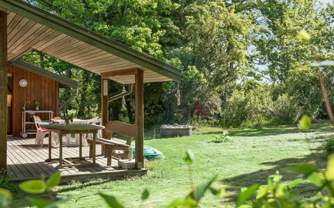 Norwin - 250M from the Sea: Blau, Strauch, Hütte, Ground, Garten, Estate, Schatten, Landscaping, Bauernhaus, Eco Hotel