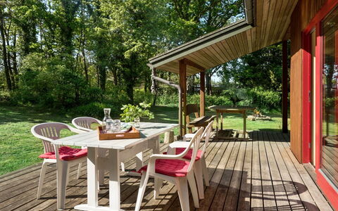 Norwin - 250M from the Sea: Blau, Strauch, Hütte, Ground, Garten, Estate, Schatten, Landscaping, Bauernhaus, Eco Hotel