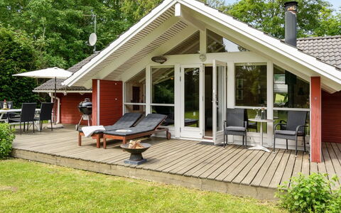 Maard - 325M from the Sea: Blau, Strauch, Hütte, Ground, Garten, Estate, Schatten, Landscaping, Bauernhaus, Eco Hotel