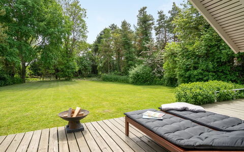 Maard - 325M from the Sea: Blau, Strauch, Hütte, Ground, Garten, Estate, Schatten, Landscaping, Bauernhaus, Eco Hotel