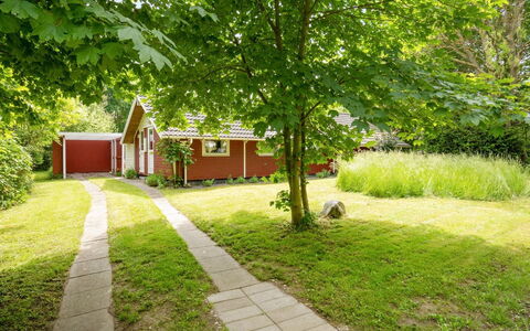 Maard - 325M from the Sea: Blau, Strauch, Hütte, Ground, Garten, Estate, Schatten, Landscaping, Bauernhaus, Eco Hotel