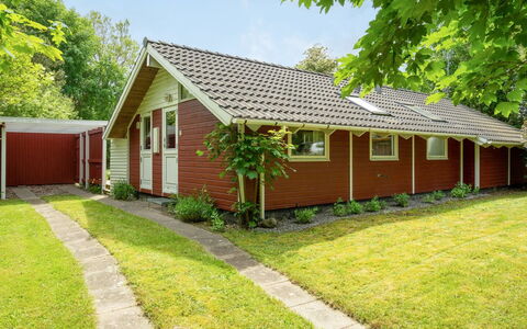 Maard - 325M from the Sea: Blau, Strauch, Hütte, Ground, Garten, Estate, Schatten, Landscaping, Bauernhaus, Eco Hotel