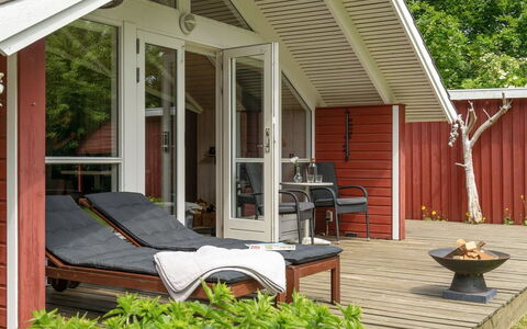 Maard - 325M from the Sea: Blau, Strauch, Hütte, Ground, Garten, Estate, Schatten, Landscaping, Bauernhaus, Eco Hotel