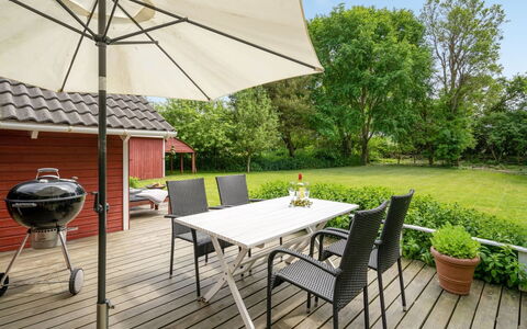 Maard - 325M from the Sea: Blau, Strauch, Hütte, Ground, Garten, Estate, Schatten, Landscaping, Bauernhaus, Eco Hotel